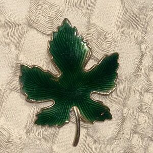 Vintage‎ Maple Leaf Basse-taille Green Enamel Gold Tone Brooch 1950's